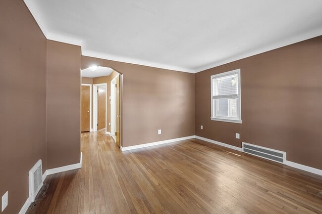Building Photo - 2226 E Farnum Ave