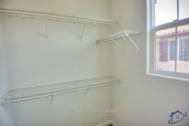 Building Photo - 221 Parc Pl Dr