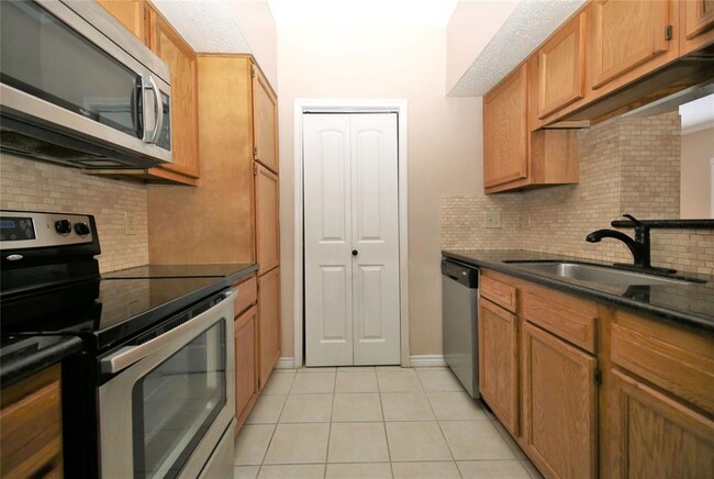Building Photo - 2025 Augusta Dr