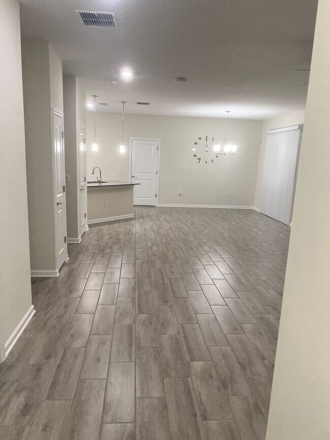 Building Photo - Incredible 5 Bedroom, 3 Bath Town home wit...
