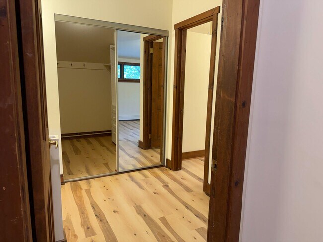 Building Photo - 1600 Sunset Ln