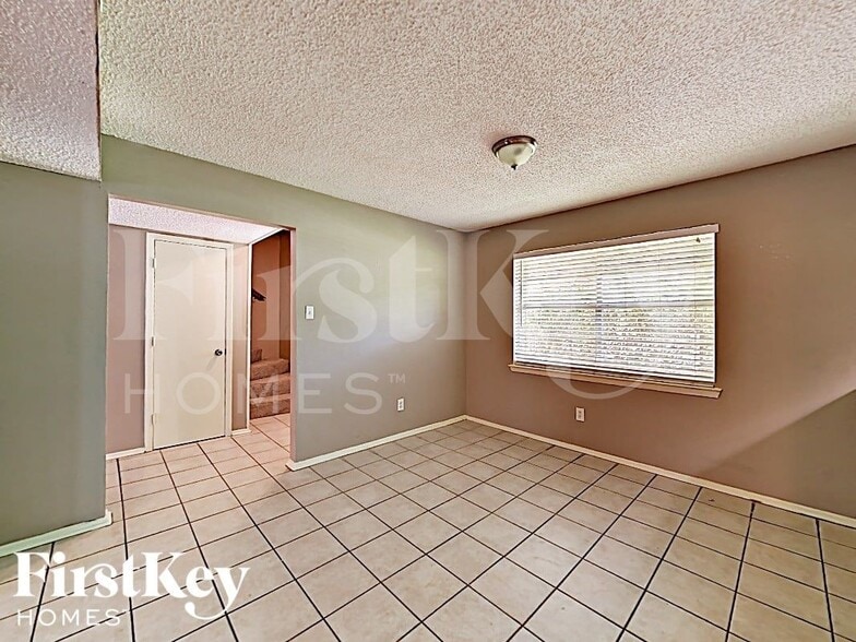 Building Photo - 3000 Laurel Ln