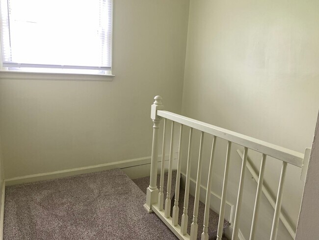 Building Photo - 127 Holmes Cir
