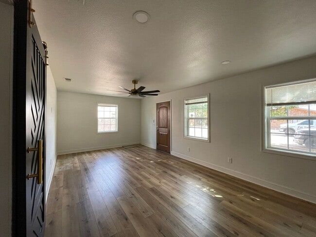 Building Photo - Fresh-Start Haven – Move-In Ready 3-Bed Gem!