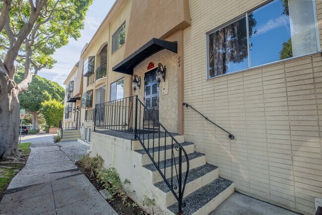 Building Photo - Spacious 1 bed 1 bath apartment in Santa Monica! ** 1 GARAGE PARKING SPACE INCLUDED!**