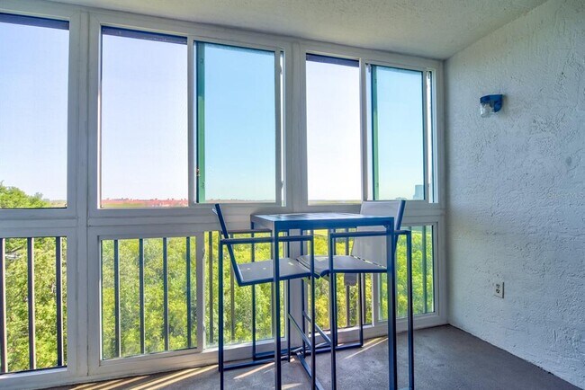 Building Photo - 900 Cove Cay Dr