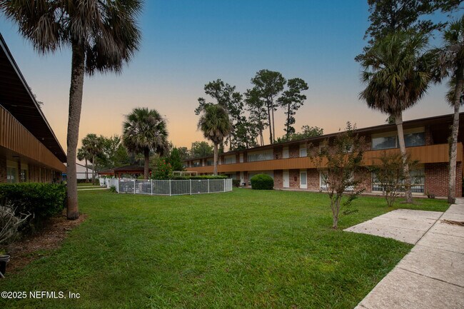 Building Photo - 1217 Park Ave