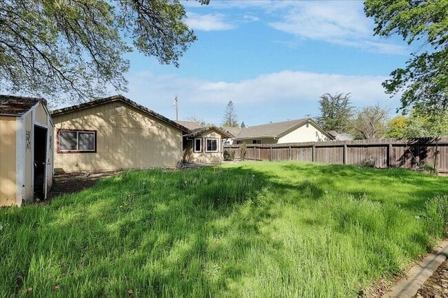 Building Photo - 2624 Walnut Ave