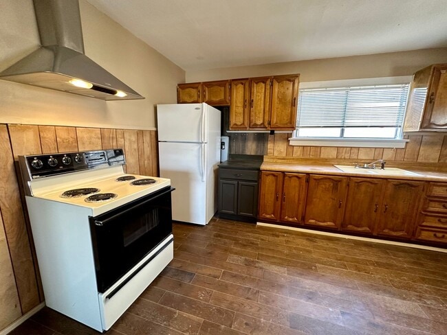 Building Photo - 3 Bed / 2 Bath Custom Pioche House