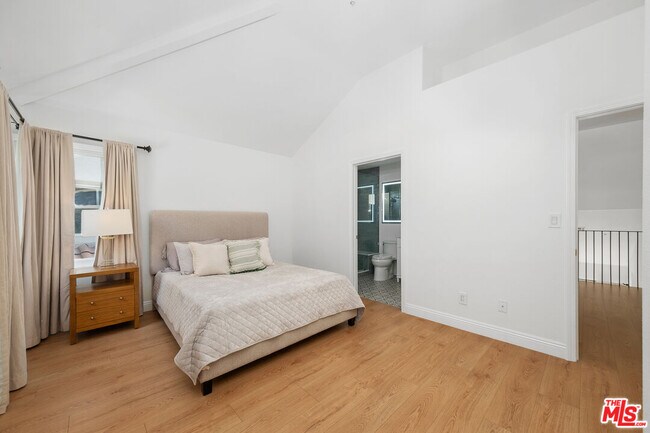 Building Photo - 622 Palisades Dr