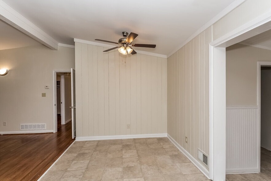 Building Photo - 2432 Woodacres Rd NE