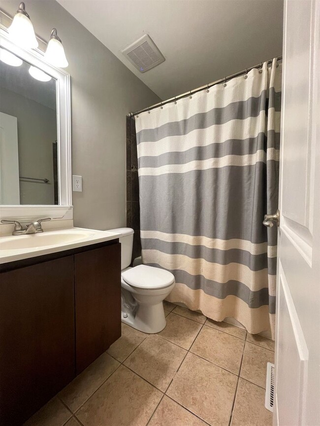 Building Photo - 2575 Olde Hill Ct N