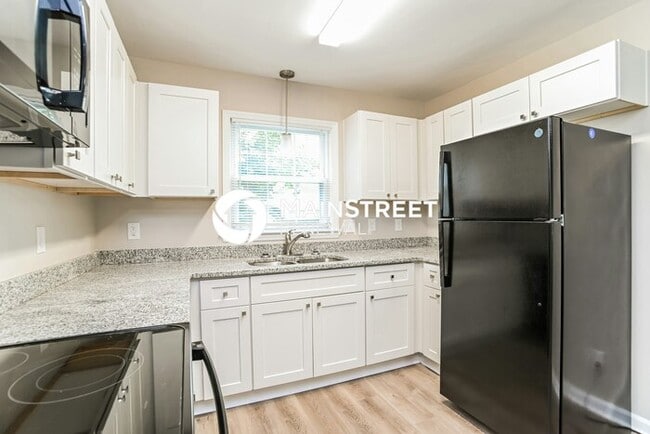 Building Photo - 4 Bedroom Pet-Friendly Home in Charlotte, NC with Main Street Renewal