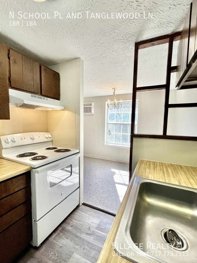 Building Photo - MOVE-IN READY! Top Floor! Roomy 1-Bed with...