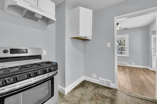 Building Photo - 1728 Hillview Rd