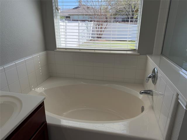 Building Photo - 523 Hilltop Dr