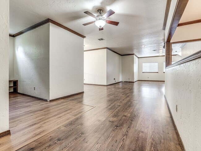Building Photo - Spacious Home + East Edmond + 4 bedrooms + Fox Lake