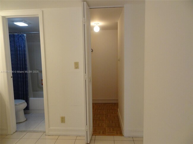 Building Photo - 3401 N Country Club Dr