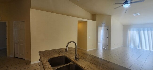 Building Photo - 3 bedroom 2 bath 1 car garage