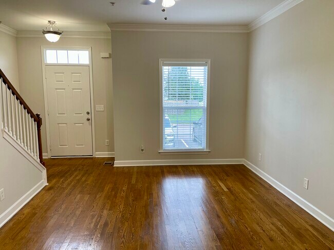 Building Photo - 1047 McKenna Dr