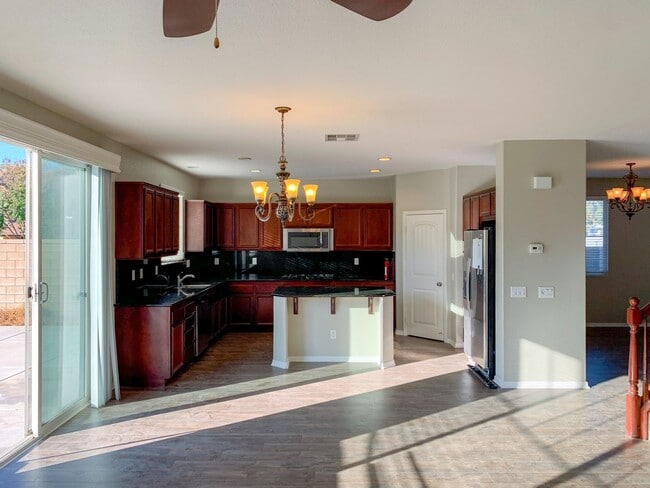 Building Photo - Large 5-Bedroom Home in the Heart of Lake ...