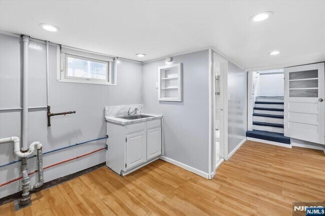 Building Photo - 79 Lincoln Ave