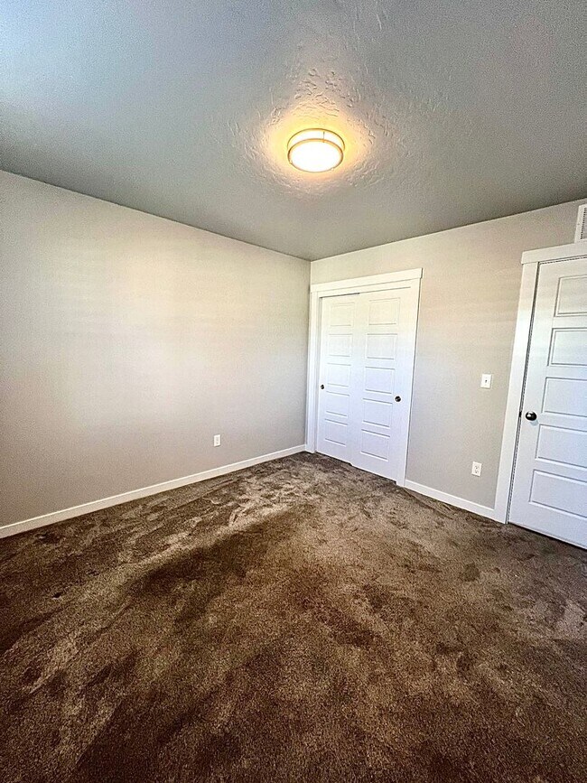 Building Photo - 4 Bedroom 2 bath 3 Car Garage Single Level Meridian.