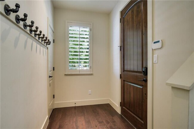 Building Photo - 2207 Pasadena Dr