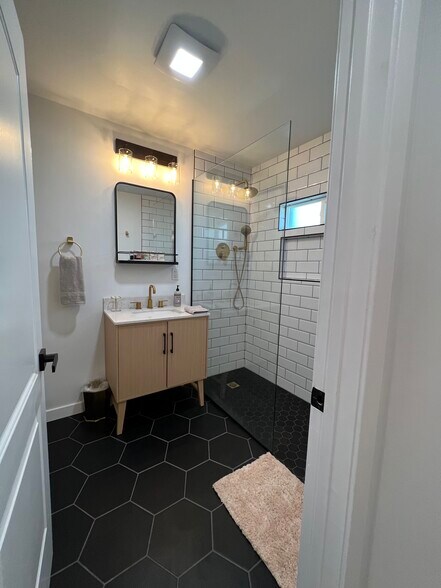 Beautifully newly remodeled bathroom. - 2016 N Ave