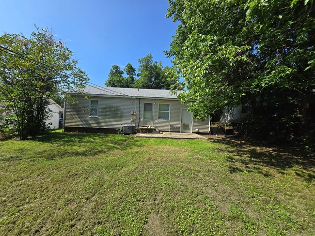 Building Photo - Cute 2 bed 1 bath house with 1 car garage