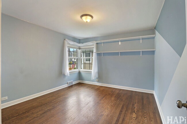 Building Photo - 115 N Hager Ave