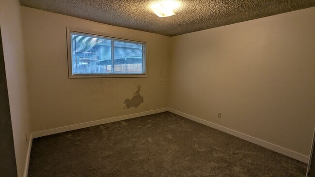 Building Photo - 14616 NE Coast Pine Ct