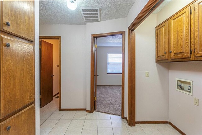 Building Photo - 904 Oakwood Dr