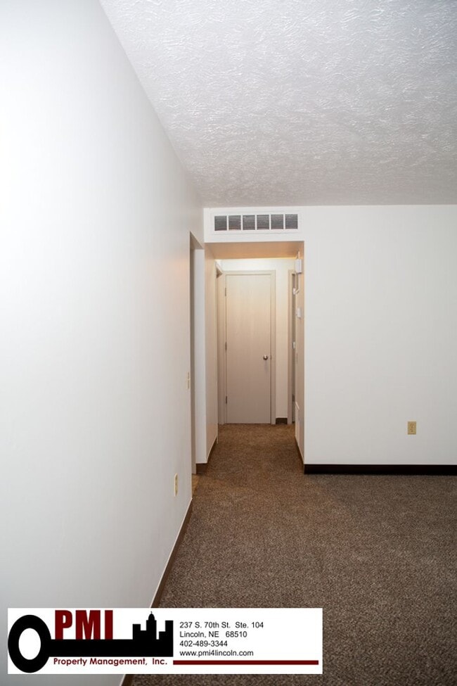 Building Photo - 2 Bedroom and 1 Bathroom Duplex Available ...
