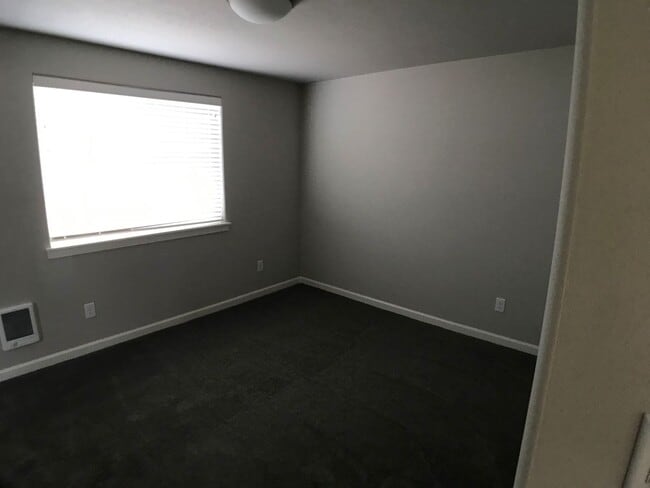 Building Photo - 957 NW Oak Ave