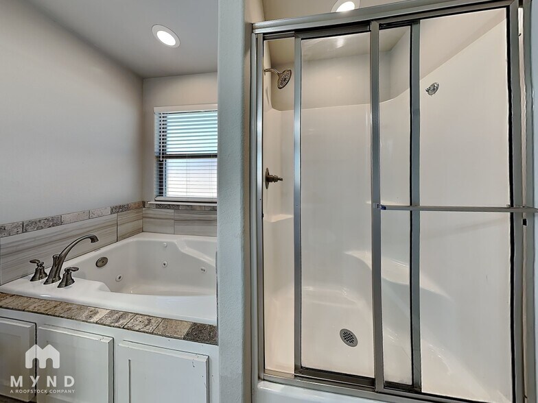 Building Photo - 480 Holly St