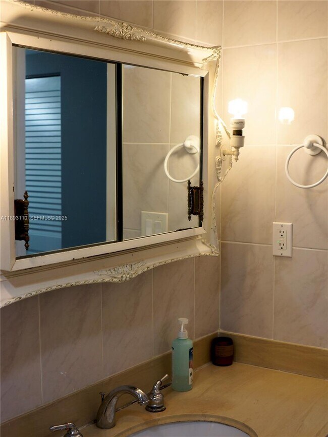 Building Photo - 300 Bayview Dr