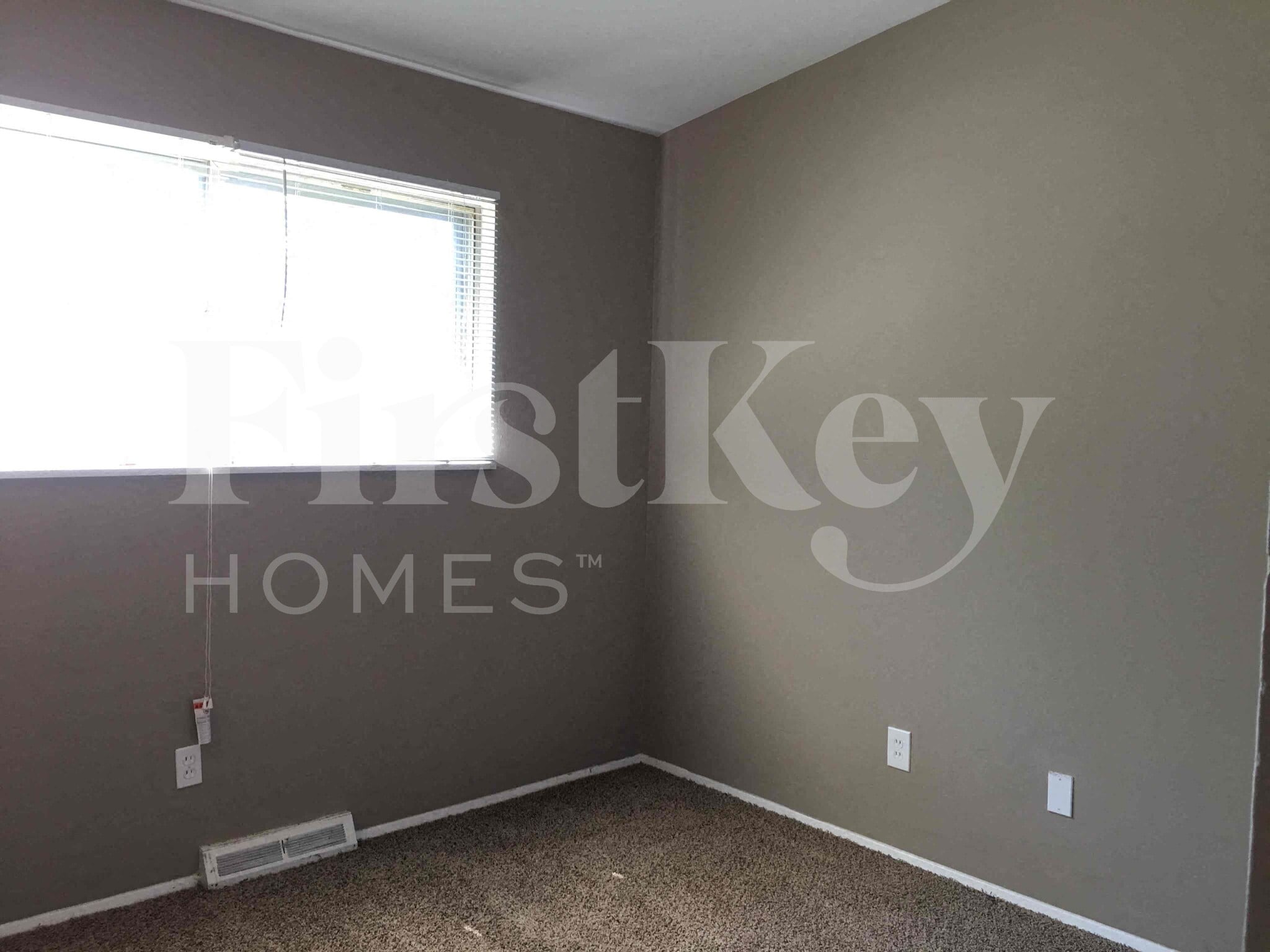 Building Photo - 2560 Pheasant Dr