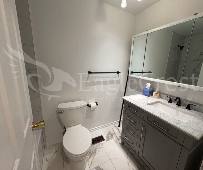 Building Photo - Three Bedroom Townhome Near Country Club G...
