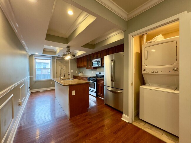 Building Photo - Charming 3-Bedroom Townhome with Modern Am...