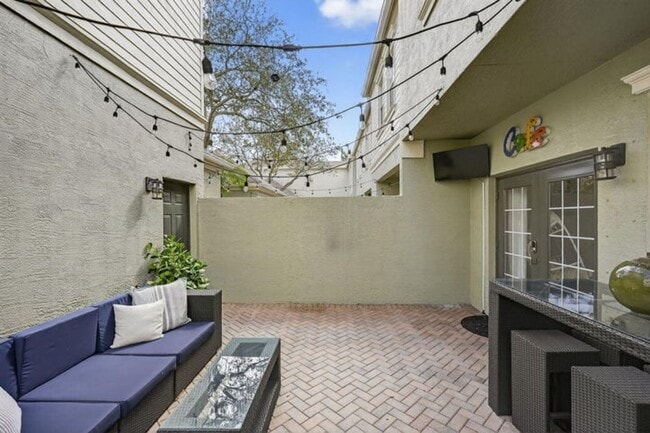 Building Photo - 203 E Thatch Palm Cir