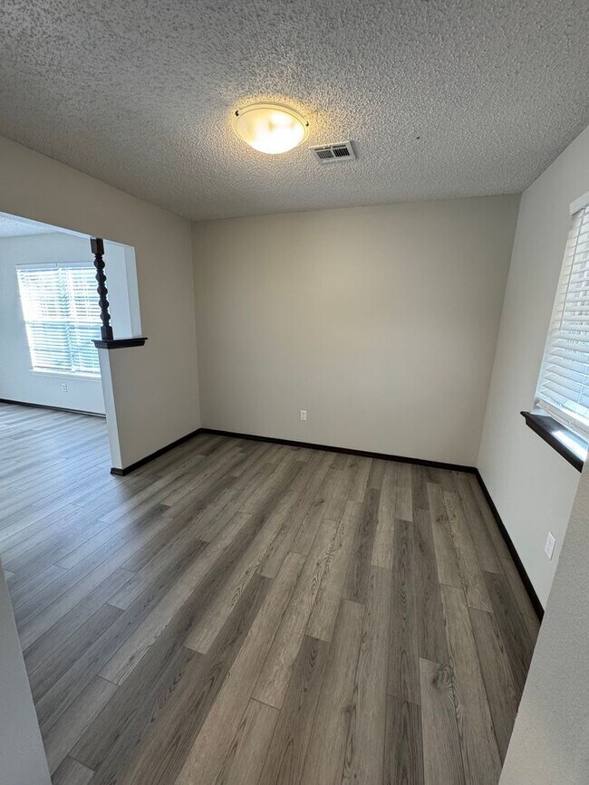 Building Photo - 3 Bedroom Home with Fenced Yard!!