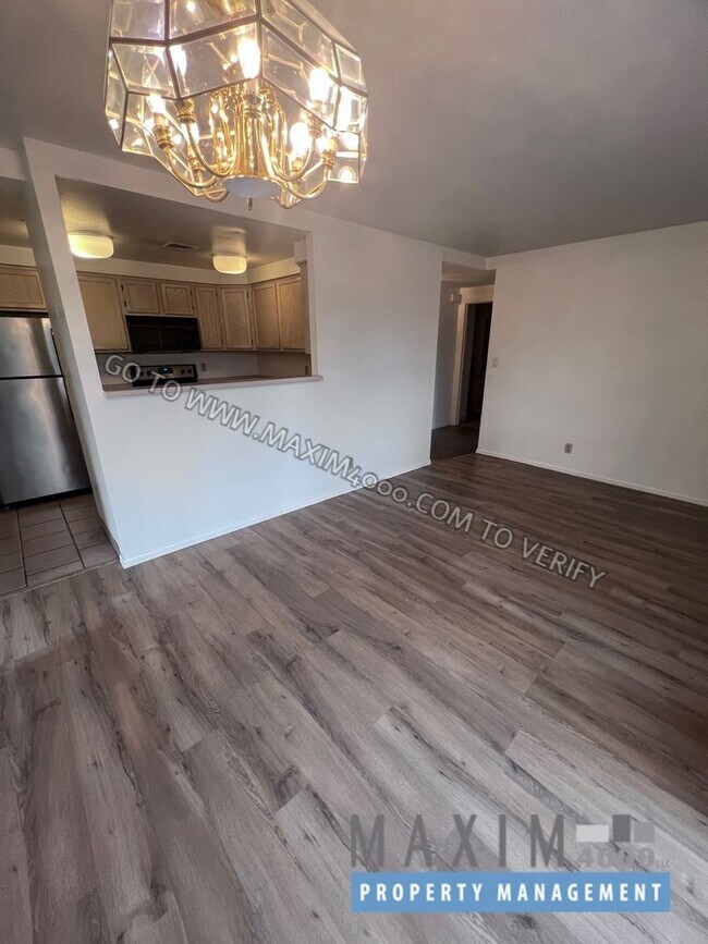 Building Photo - 1111 Horizon Dr