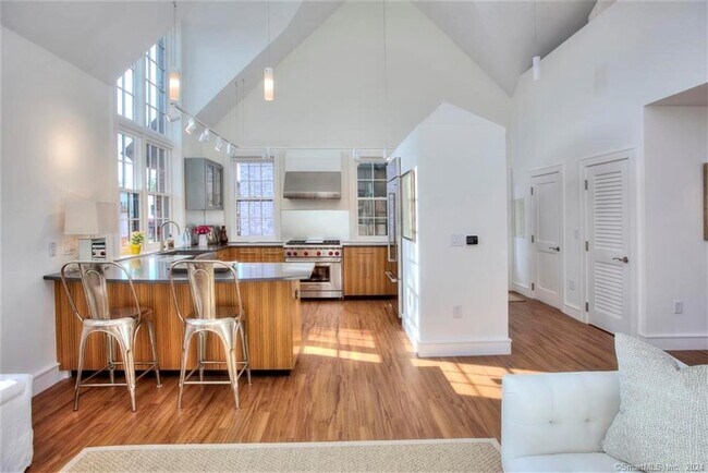 Building Photo - 5 Church Ln