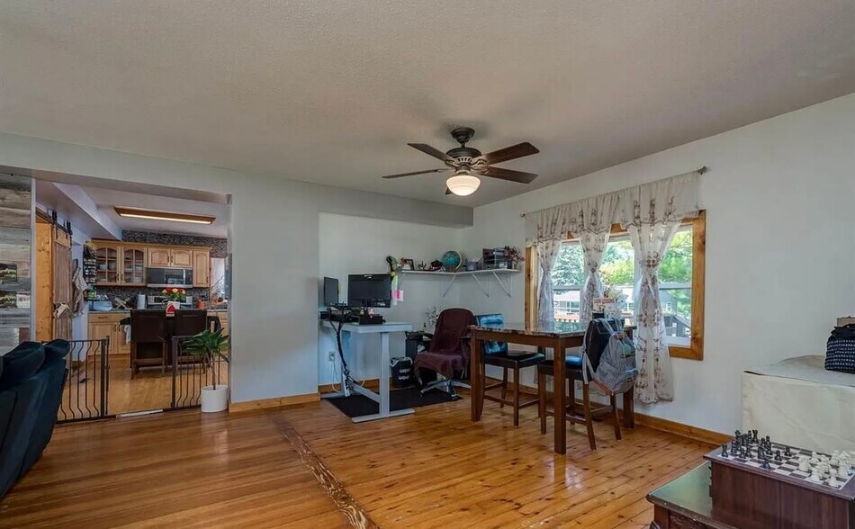 Building Photo - 415 8th St N