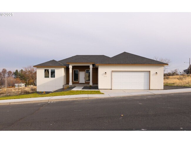 Building Photo - Stunning South Hill Home in Umatilla!!