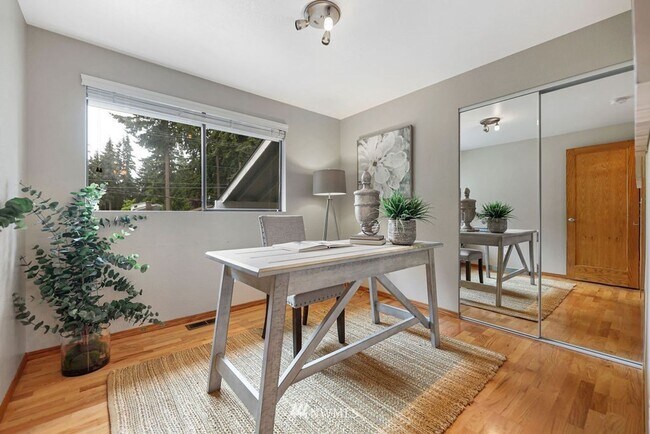Building Photo - Oversized 4 Bedroom 3 Bathroom Home- Picni...