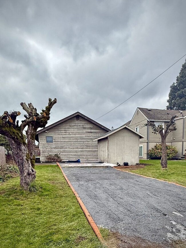 Building Photo - Live in Sunny Land! Updated 2 Bedroom with Great Amenities Available NOW!