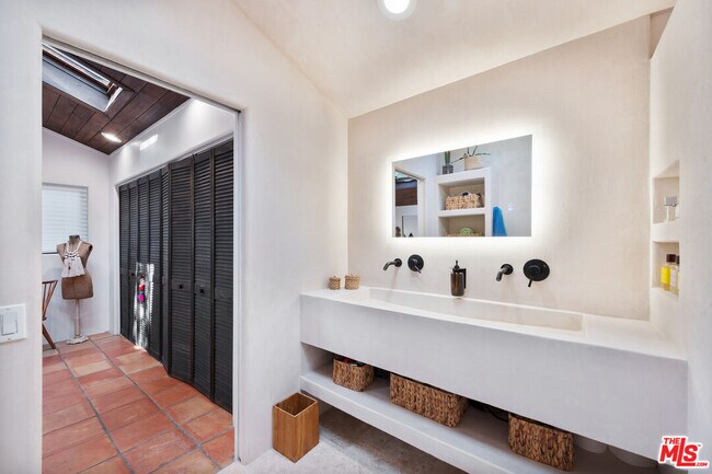 Building Photo - 1362 Old Topanga Canyon Rd