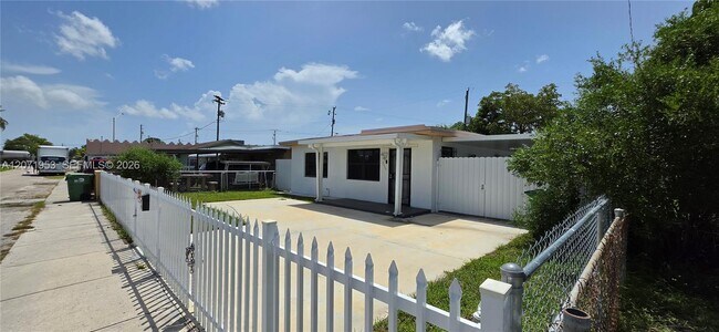 Building Photo - 2230 Service Rd